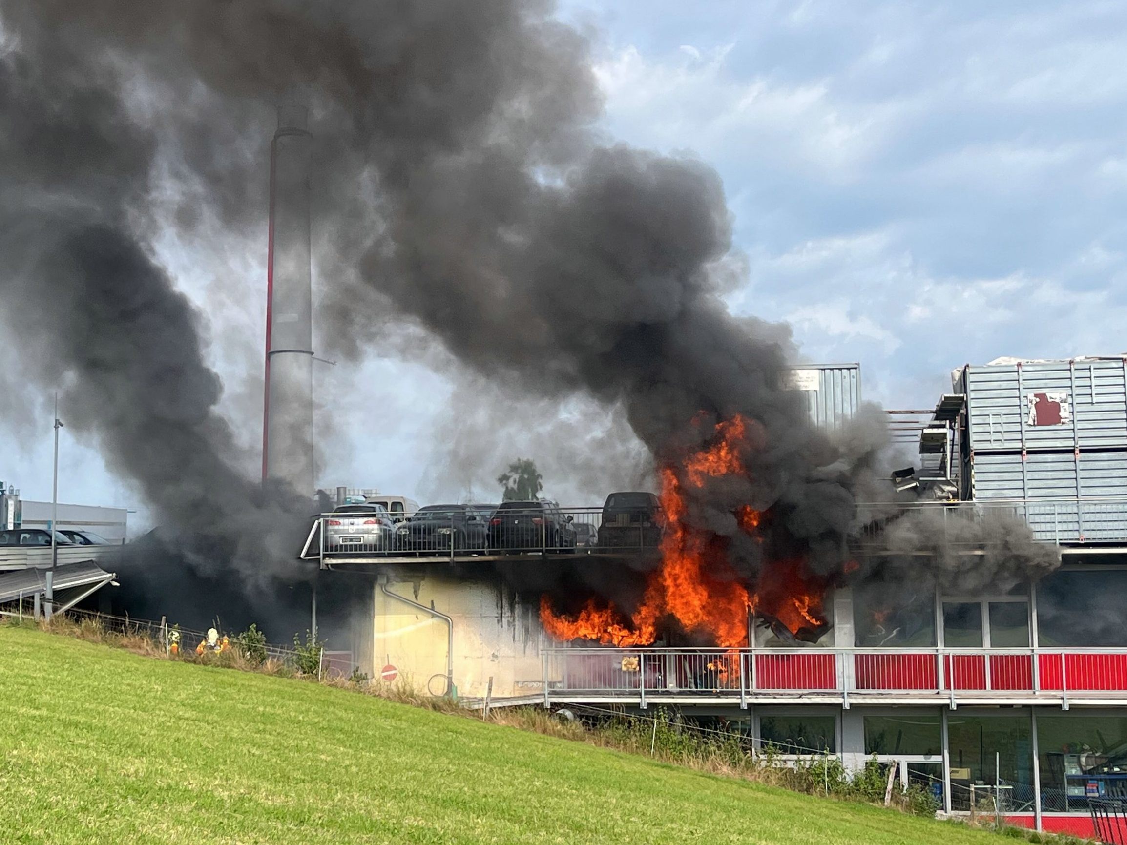 Flammen schlagen aus dem Gebäude, die Rauchentwicklung ist enorm. Flammen schlagen aus dem Gebäude, die Rauchentwicklung ist enorm.
