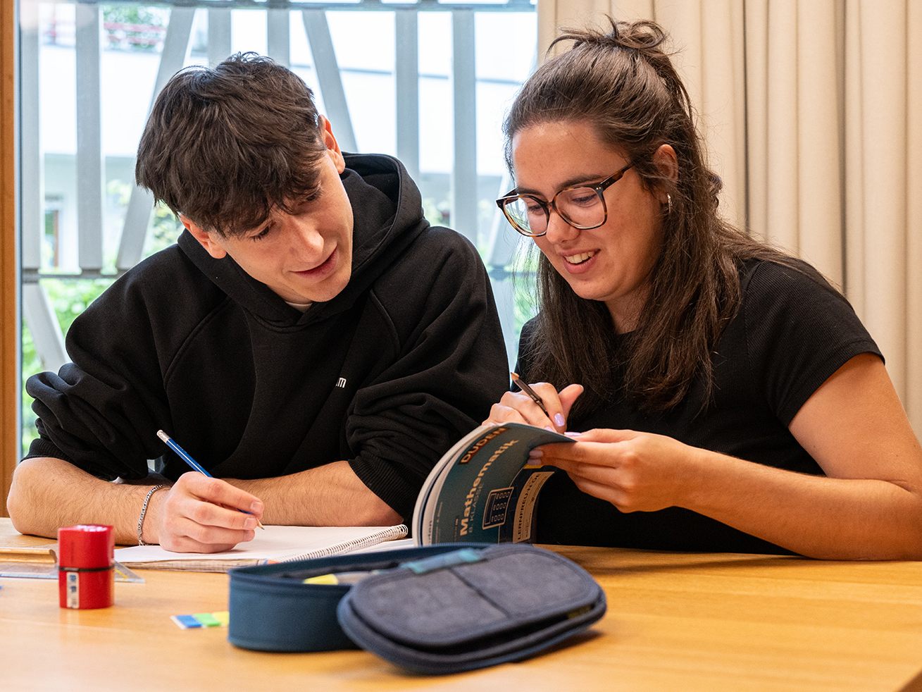 Unter www.aha.or.at/nachhilfeboerse können Schüler*innen selbstständig nach Nachhilfelehrer*innen suchen