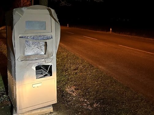 Bislang unbekannte Täter haben eine Radarbox in die Luft gejagt.