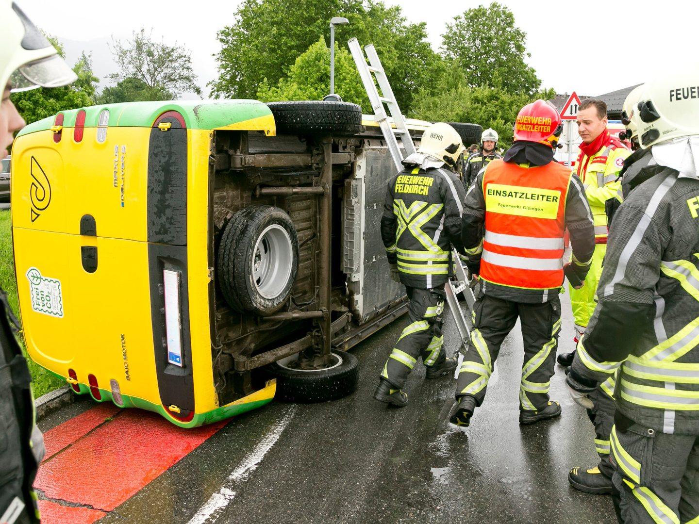 Post-Kleinbus kippt in Feldkirch-Gisingen auf Brücke um – Lenkerin blieb unverletzt Post-Kleinbus kippt in Feldkirch-Gisingen auf Brücke um – Lenkerin blieb unverletzt