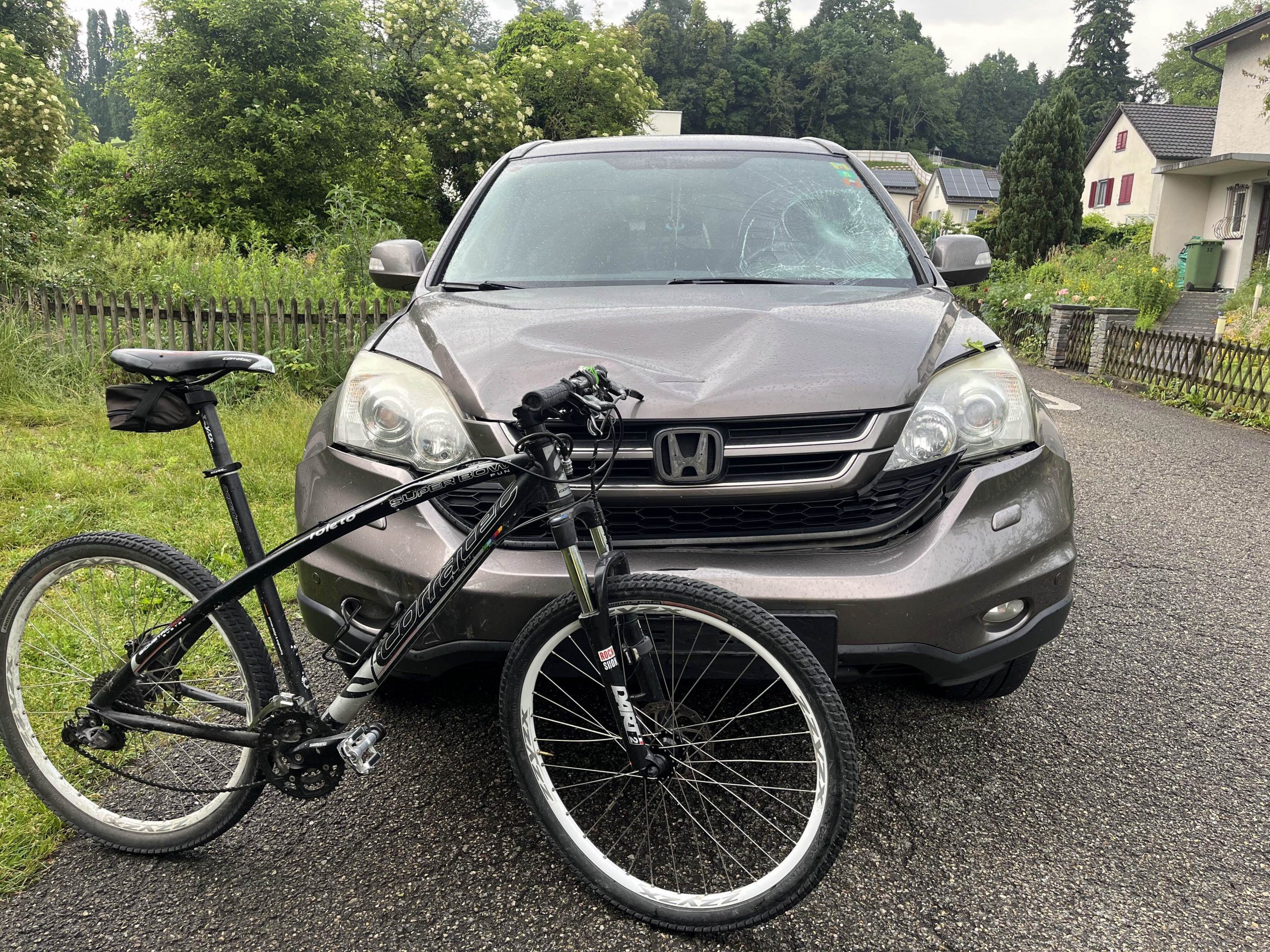 Der 23-Jährige wurde auf die Motorhaube und die Windschutzscheibe des Autos geschleudert und blieb anschließend auf der Straße liegen. Der 23-Jährige wurde auf die Motorhaube und die Windschutzscheibe des Autos geschleudert und blieb anschließend auf der Straße liegen.