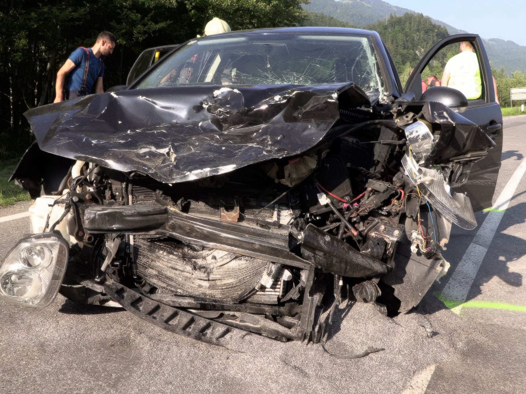 Schwerer Schaden an einem der Unfallfahrzeuge.
