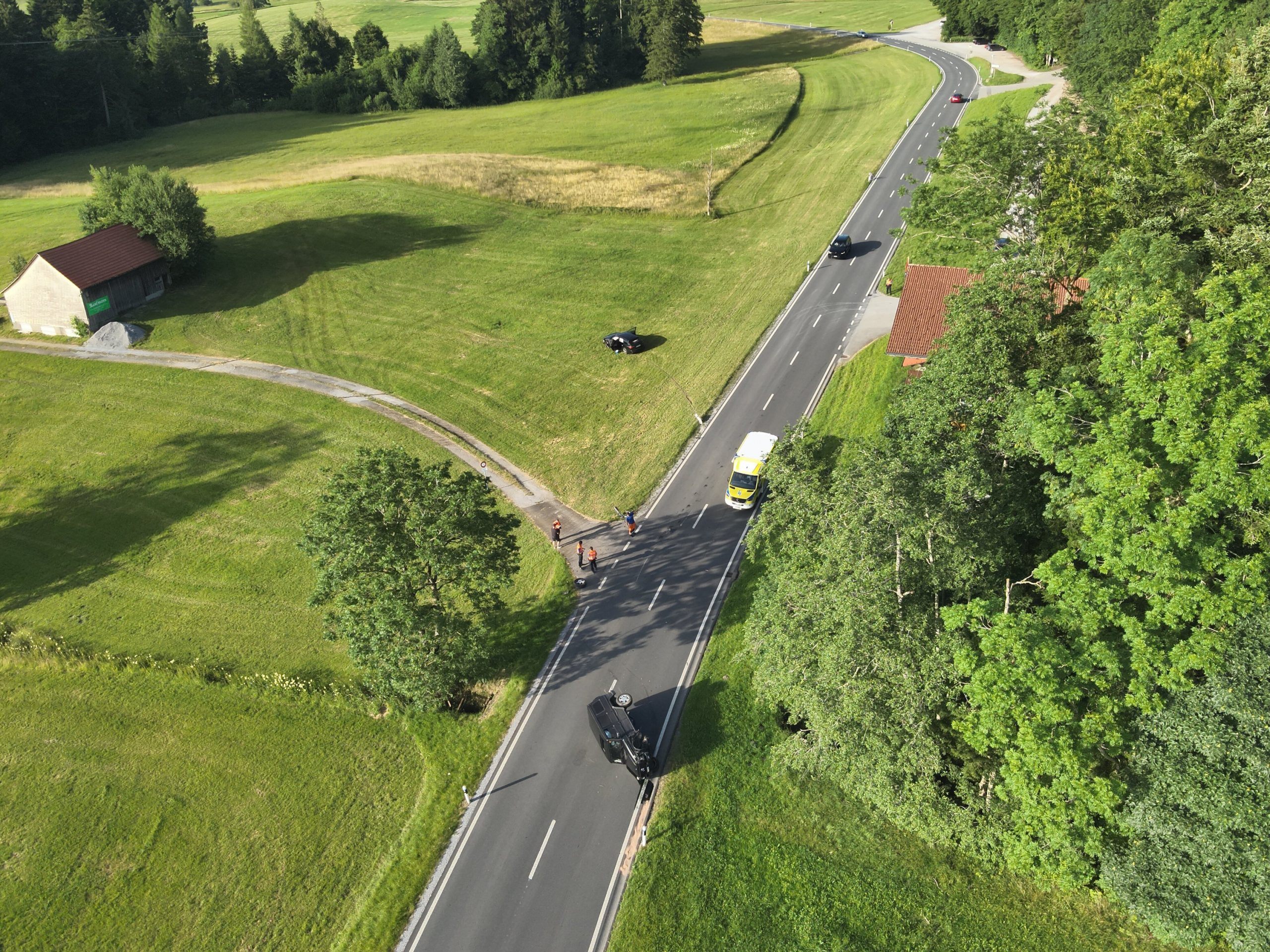Frontalkollision zwischen zwei Autos Frontalkollision zwischen zwei Autos