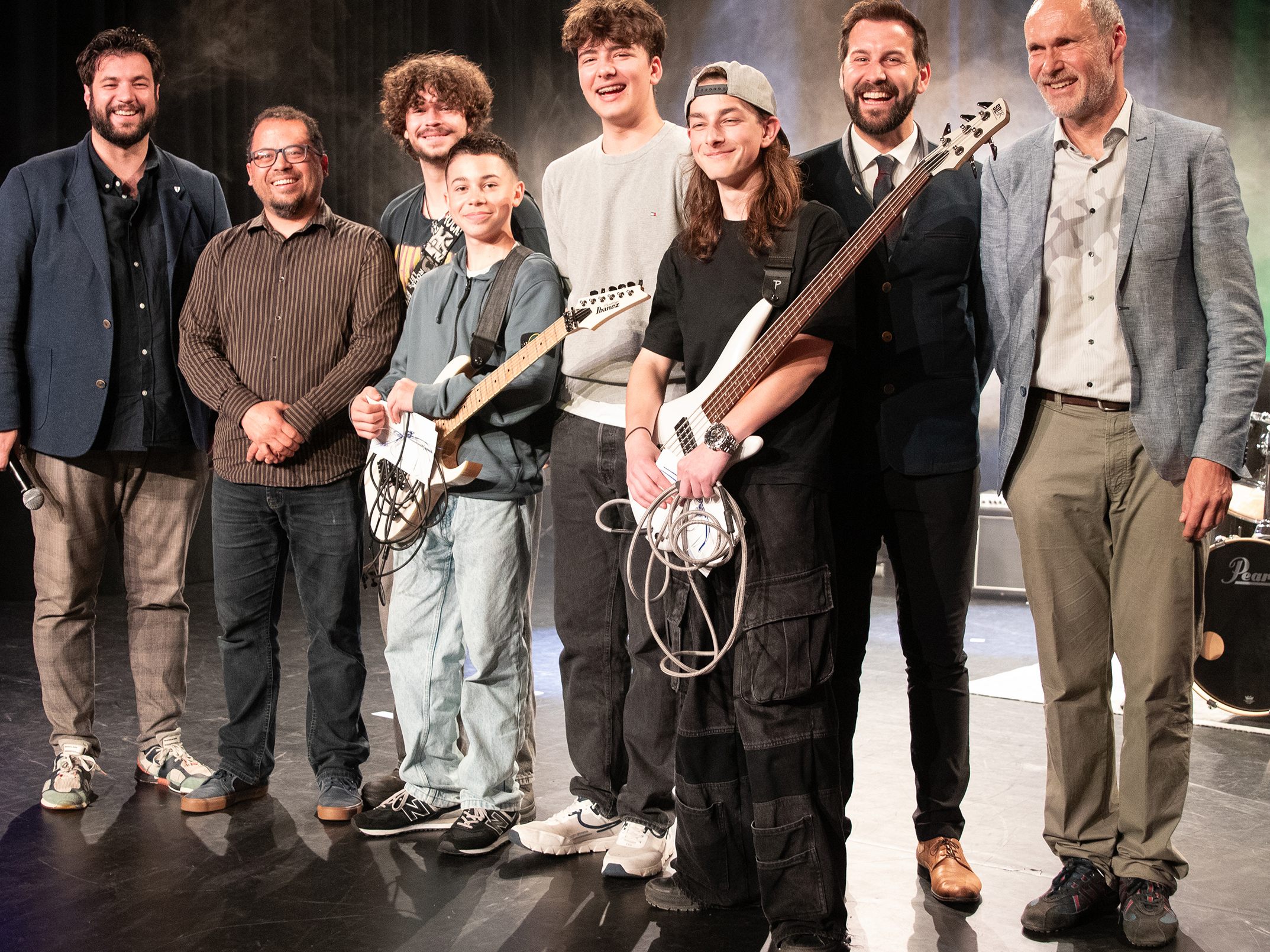 Kulturstadtrat Cenk Dogan (l.) Arnold Chan, Dominik Milic, Edmund Kanazirev, Laurin Sutterlüty, Vekhnovskyi, Bürgermeister Simon Tschann (2. v. r.) und Musikschuldirektor Thomas Greiner (r.)