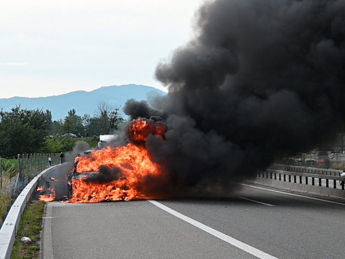Pkw und Wohnwagen wurden auf der Schweizer A1 ein Raub der Flammen.