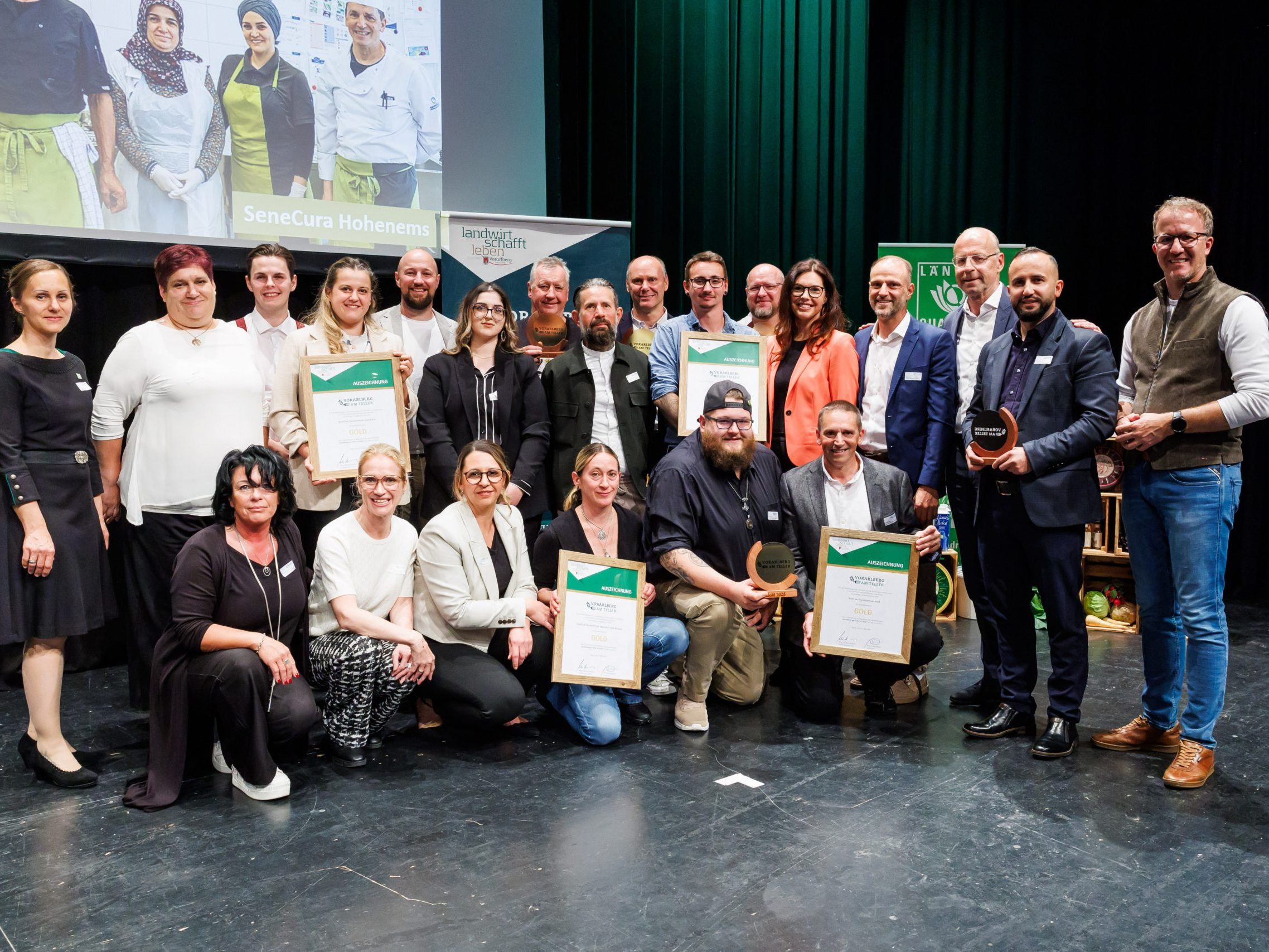 Das Team der SeneCura Bludenz mit Vizebürgermeisterin Andrea Mallitsch (5. r. hinten), Landesrat Christian Gantner (r.) und Landesbäuerin Esther Bitschnau bei der Verleihung in der Kulturbühne AmBach. Das Team der SeneCura Bludenz mit Vizebürgermeisterin Andrea Mallitsch (5. r. hinten), Landesrat Christian Gantner (r.) und Landesbäuerin Esther Bitschnau bei der Verleihung in der Kulturbühne AmBach.