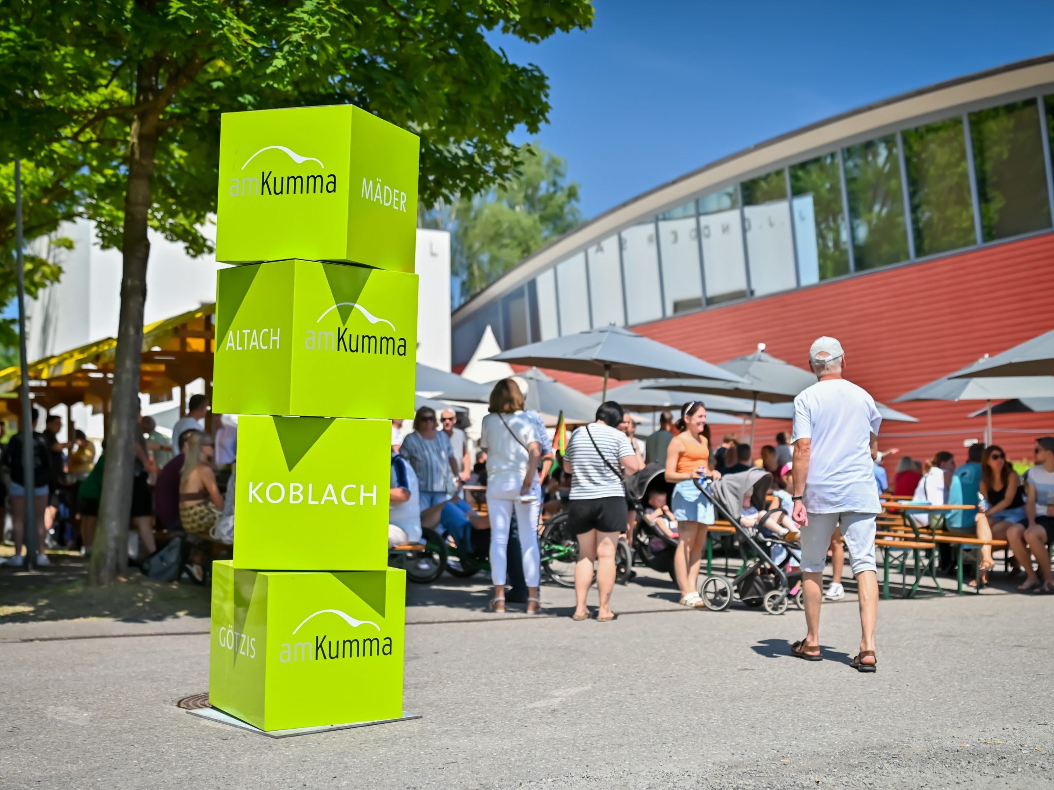 Trotz hochsommerlichen Temperaturen sorgten zahlreiche gutgelaunte Besucher für beste Stimmung beim Mäderer Sonnenfest.