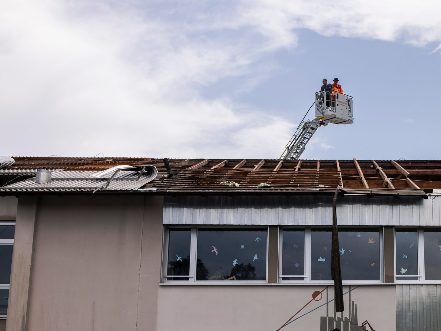 Feuerwehr sichert Schuldach in Hohenems nach Sturmschaden