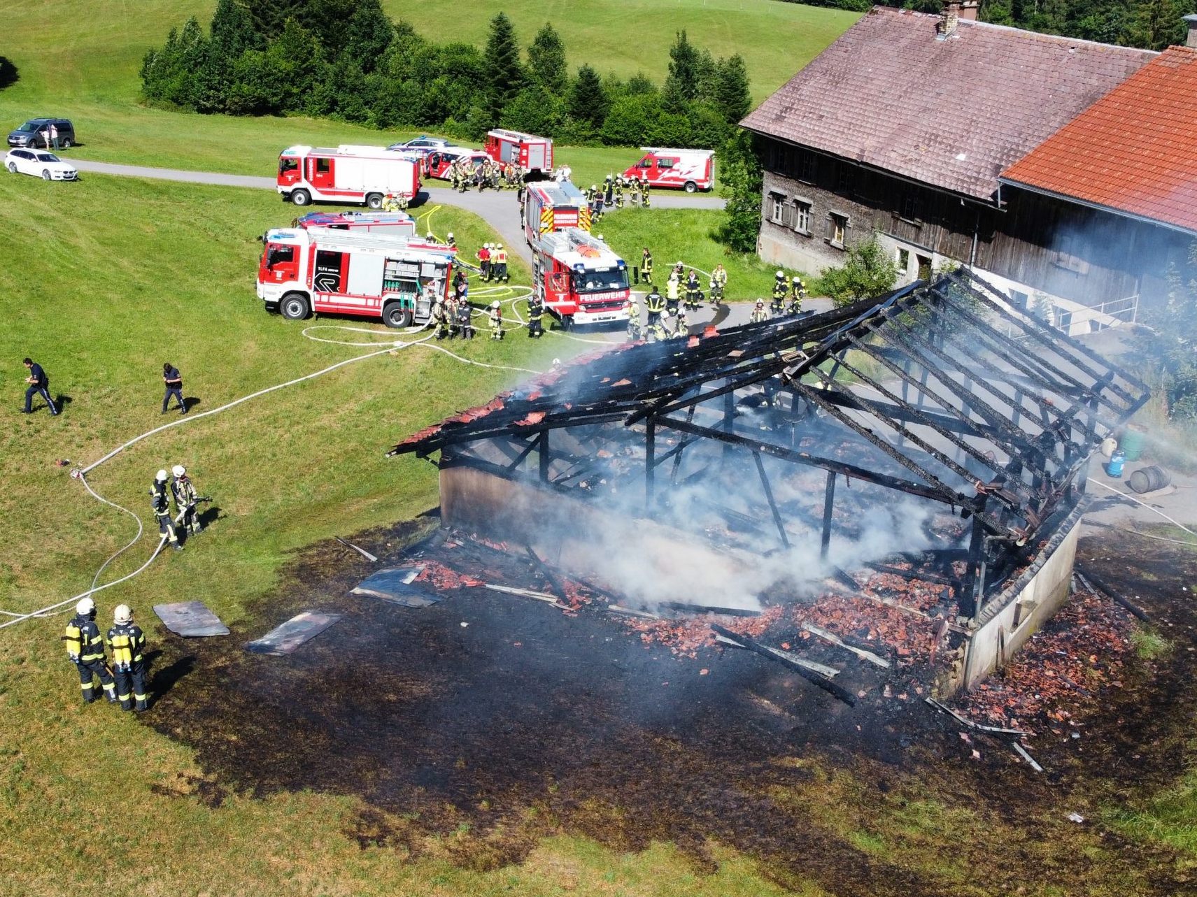 Die Maschinenhalle wurde ein Raub der Flammen. Die Maschinenhalle wurde ein Raub der Flammen.