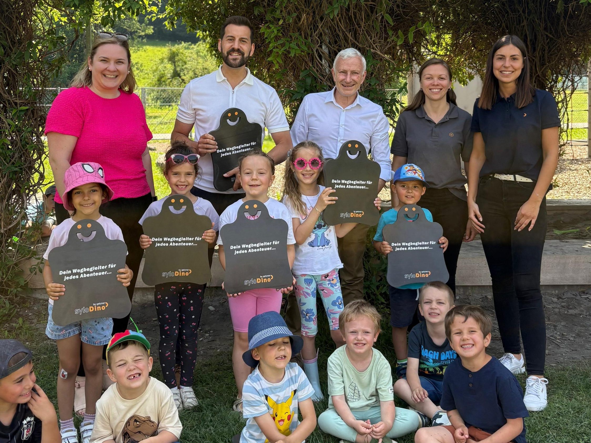 Angelika Pircher, Raphaela Bickel und Geschäftsführer von Getzner Werkstoffe GmbH Jürgen Rainalter übergaben die fröhlichen „syloDinos“ an Bürgermeister Simon Tschann und Sandra Milosavac. Angelika Pircher, Raphaela Bickel und Geschäftsführer von Getzner Werkstoffe GmbH Jürgen Rainalter übergaben die fröhlichen „syloDinos“ an Bürgermeister Simon Tschann und Sandra Milosavac.