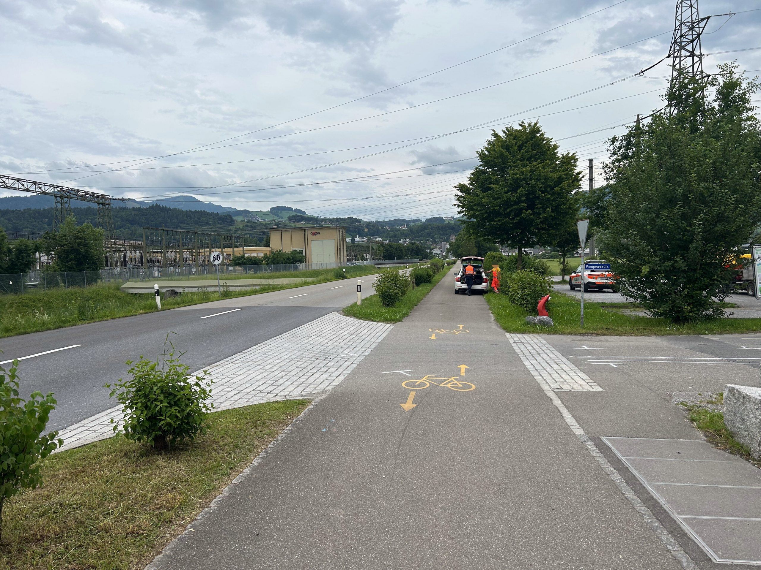 Der Rennradfahrer wurde bei dem Unfall schwer verletzt. Der Rennradfahrer wurde bei dem Unfall schwer verletzt.