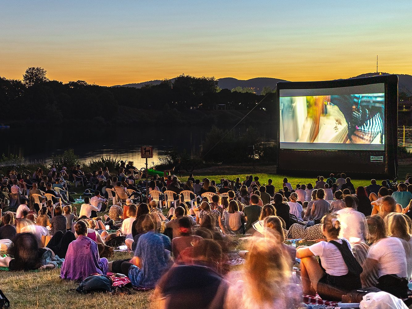 Beim Sunset Cinema Kultfilme unterm Sternenhimmel schauen. Beim Sunset Cinema Kultfilme unterm Sternenhimmel schauen.