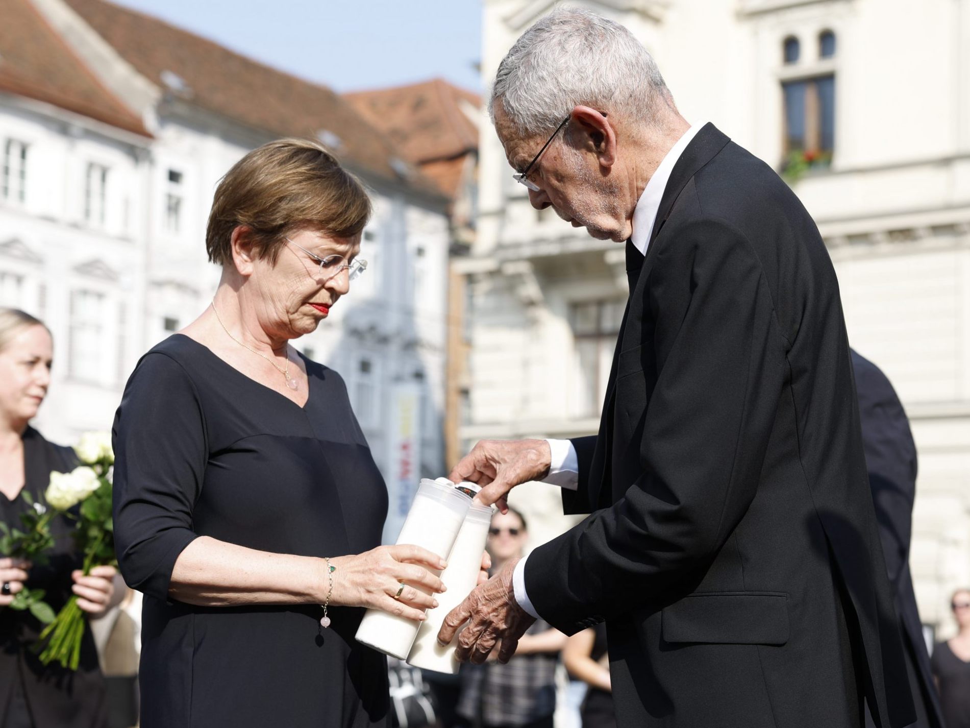 Doris Schmidauer und Bundespräsident Alexander Van der Bellen am Mittwoch, 11. Juni 2025, am Grazer Hauptplatz anl. des Amoklaufs in einer Schule in Graz mit zehn Todesopfern. Doris Schmidauer und Bundespräsident Alexander Van der Bellen am Mittwoch, 11. Juni 2025, am Grazer Hauptplatz anl. des Amoklaufs in einer Schule in Graz mit zehn Todesopfern.