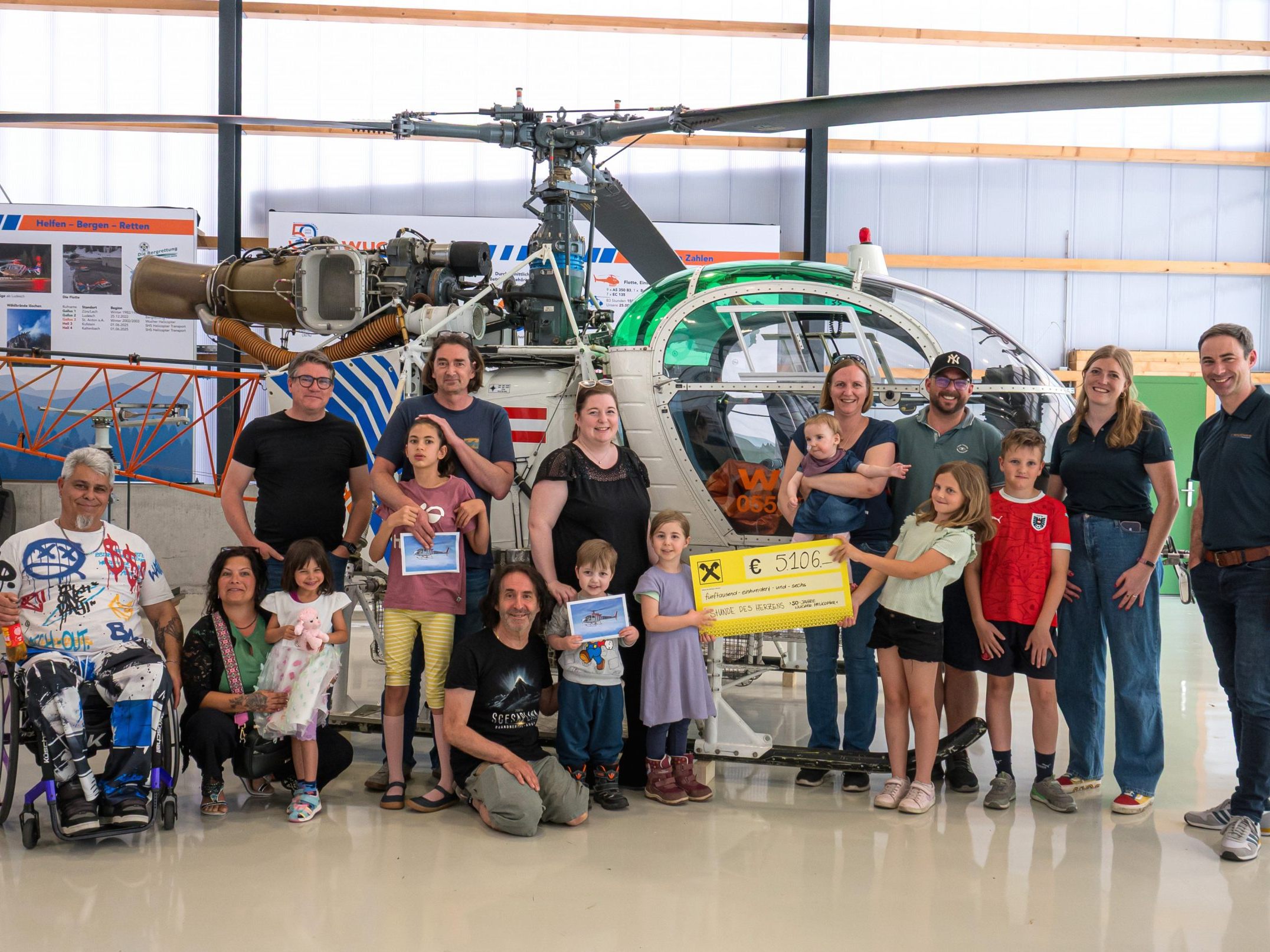 Die Belegschaft von Wucher Helicopter übergab 5.106 Euro an Stunde des Herzens, bzw. an Familien mit schwerkranken Kindern – gesammelt durch eine besondere Spendenaktion zum 50-jährigen Bestehen.