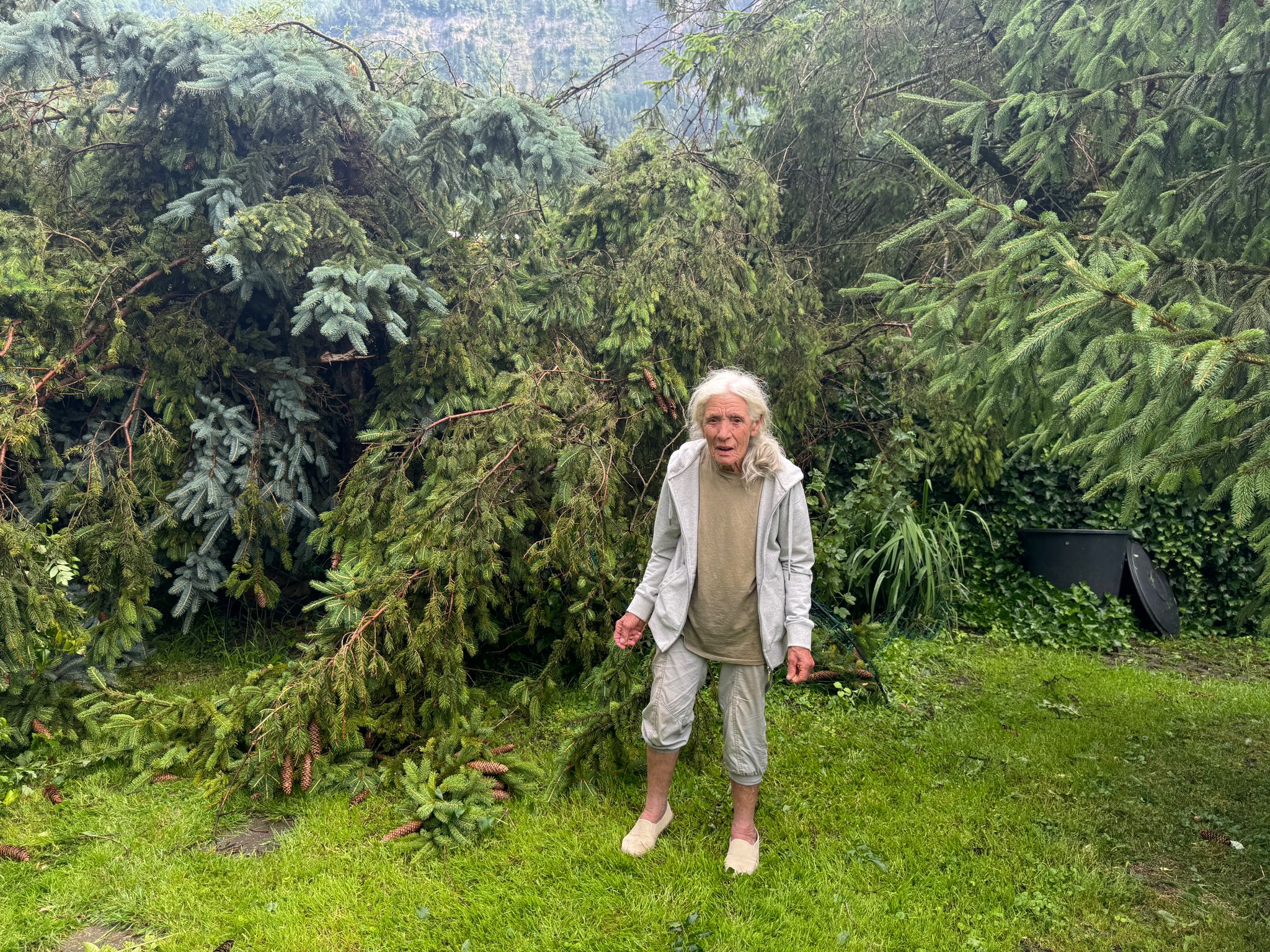 Maria in ihrem Garten. Das Unwetter hat alles zerstört.