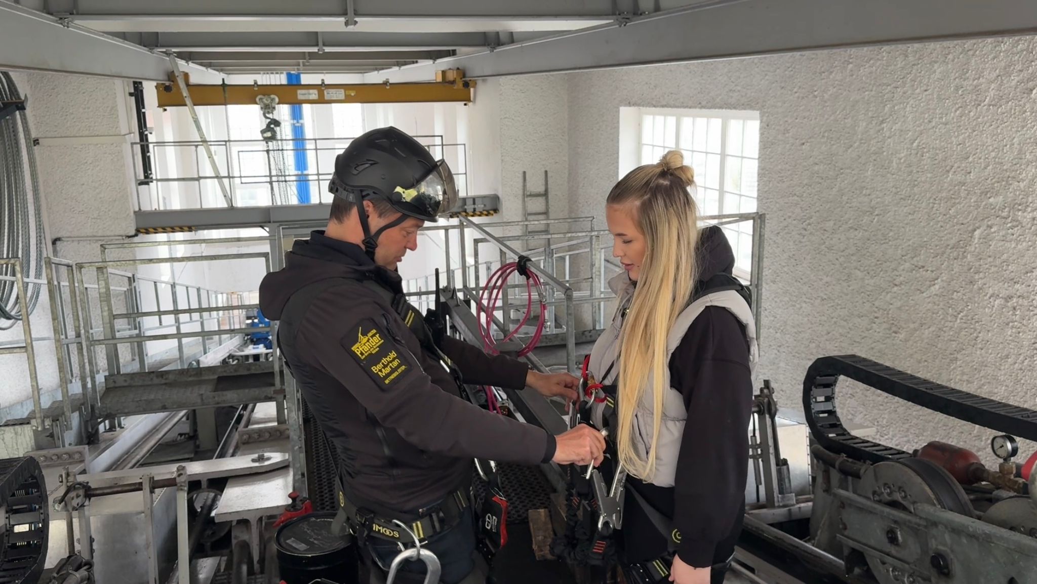 Trotz Höhenangst traut sich Emilia Waanders in die Höhe - alles für eine gute Reportage. 