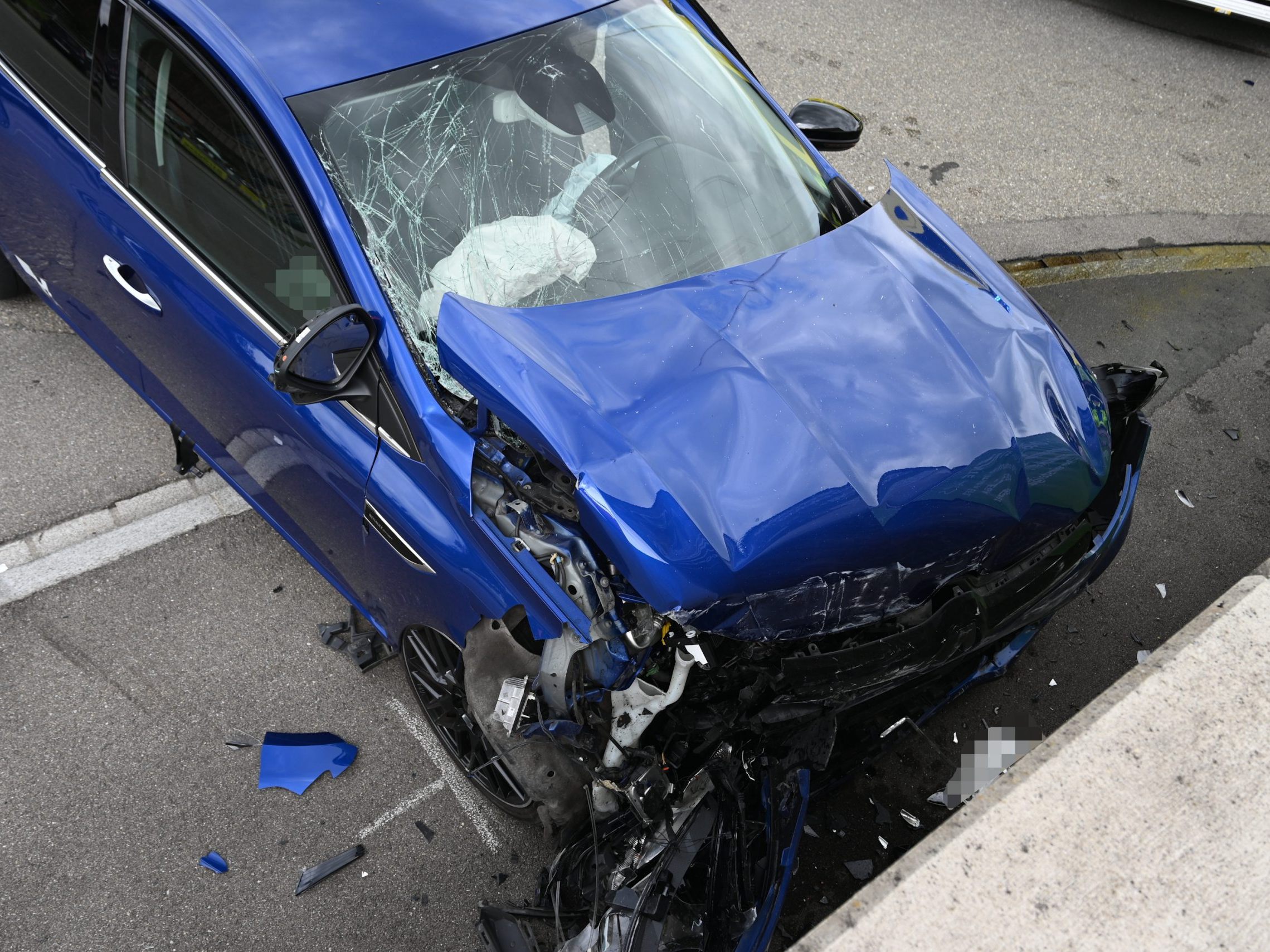 Bei dem Unfall wurden zwei Personen verletzt. Bei dem Unfall wurden zwei Personen verletzt.