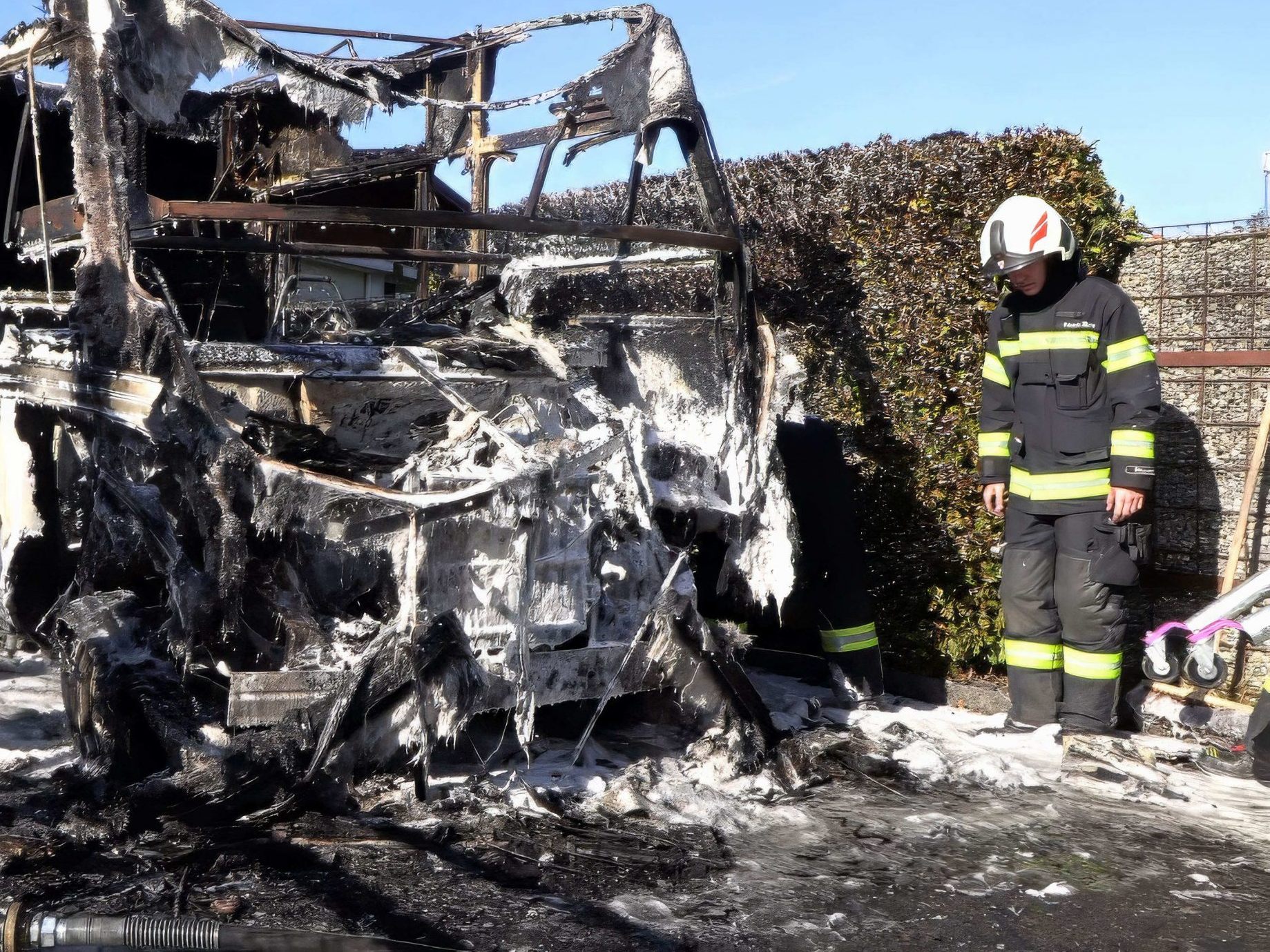 Vom Wohnmobil blieb so gut wie nichts übrig.