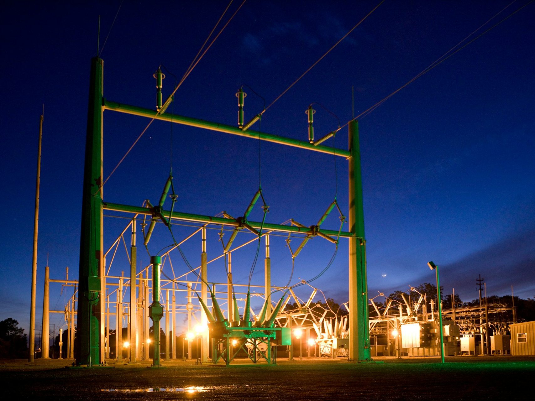 Negative Strompreise in Deutschland stellen die Energiewende vor Herausforderungen. Erneuerbare Energien und Energiespeicher sind entscheidend.