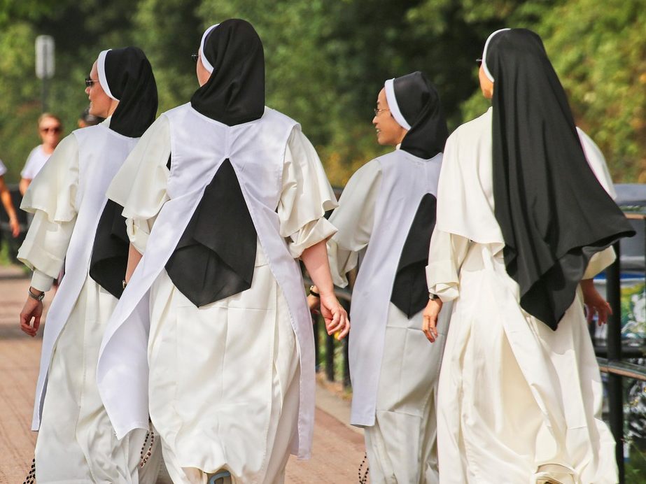 Zwei Ordensfrauen sorgen für Aufsehen mit einem Hip-Hop-Auftritt. Zwei Ordensfrauen sorgen für Aufsehen mit einem Hip-Hop-Auftritt.