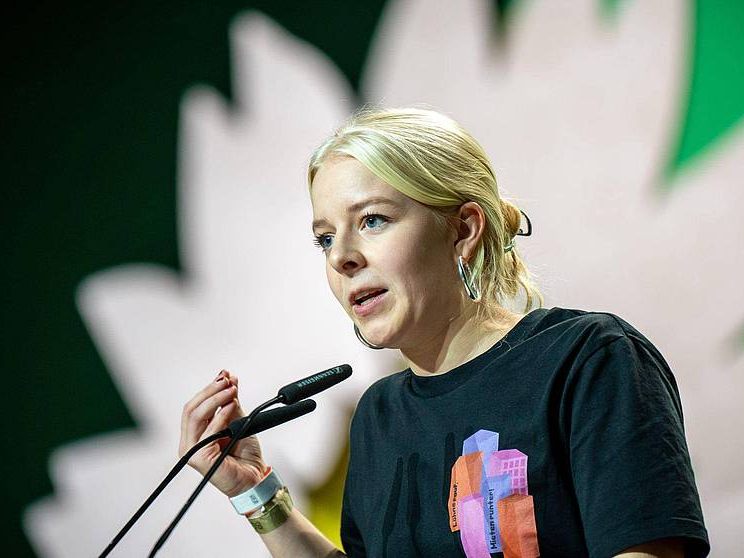 Jette Nietzard sorgt mit ACAB-Pullover für Aufregung im Bundestag. Klöckner droht mit Maßnahmen. Provokation und Konsequenzen im Fokus. (Michael Kappeler / DPA) Jette Nietzard sorgt mit ACAB-Pullover für Aufregung im Bundestag. Klöckner droht mit Maßnahmen. Provokation und Konsequenzen im Fokus. (Michael Kappeler / DPA)