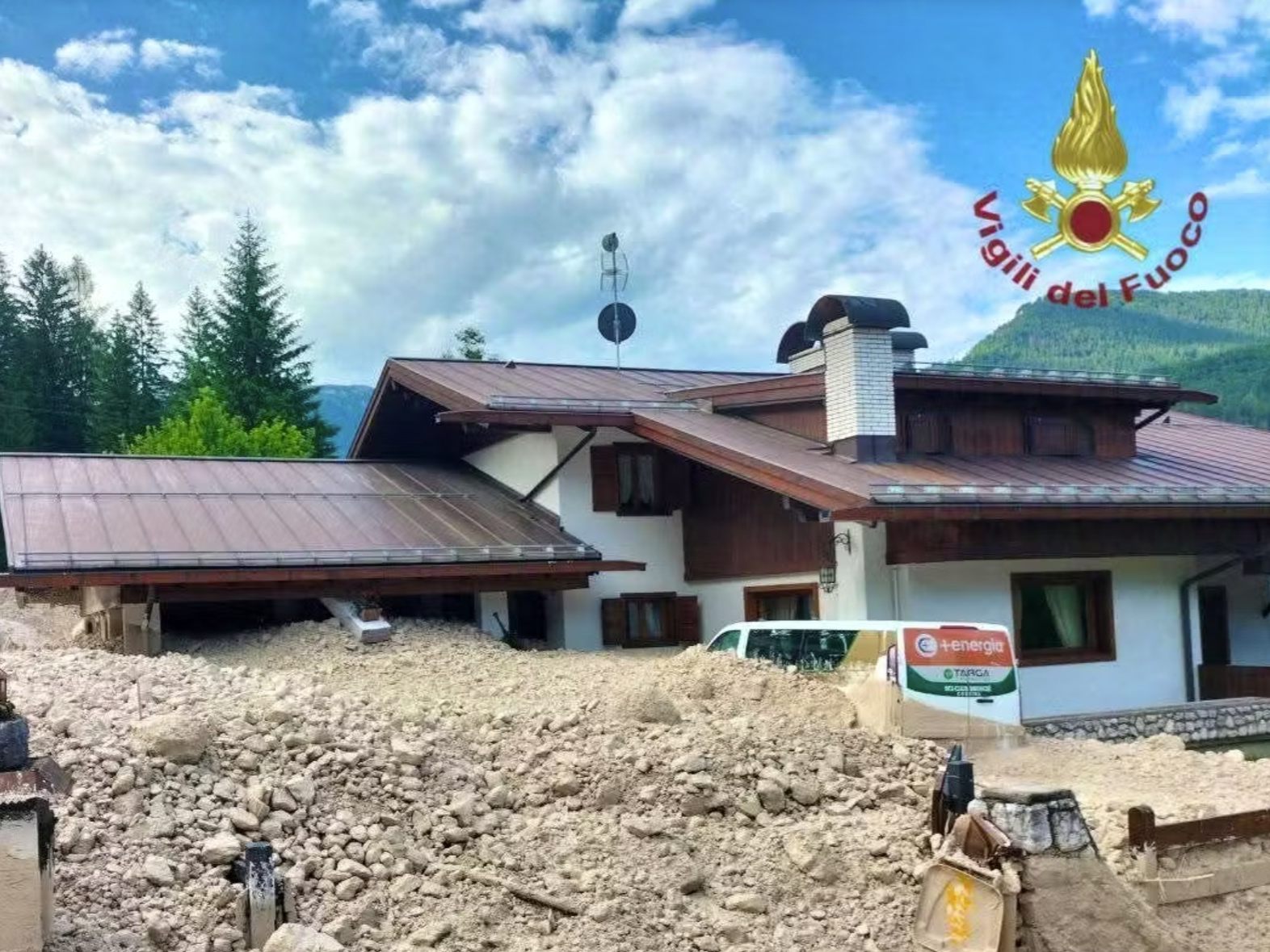 Nach Starkregen rutscht in Borca di Cadore eine Mure ab. 20 Häuser werden beschädigt. Nach Starkregen rutscht in Borca di Cadore eine Mure ab. 20 Häuser werden beschädigt.