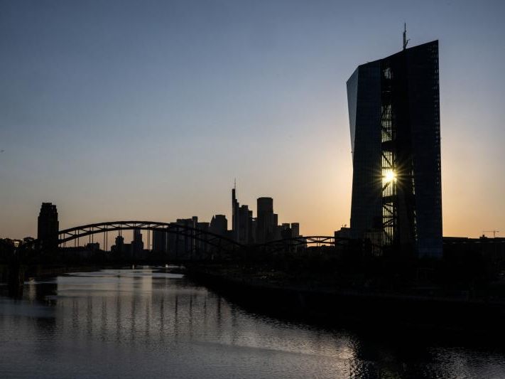 EZB Zinssenkung: Auswirkungen auf dein Geld (Bild: APA/DPA/BORIS ROESSLER) EZB Zinssenkung: Auswirkungen auf dein Geld (Bild: APA/DPA/BORIS ROESSLER)