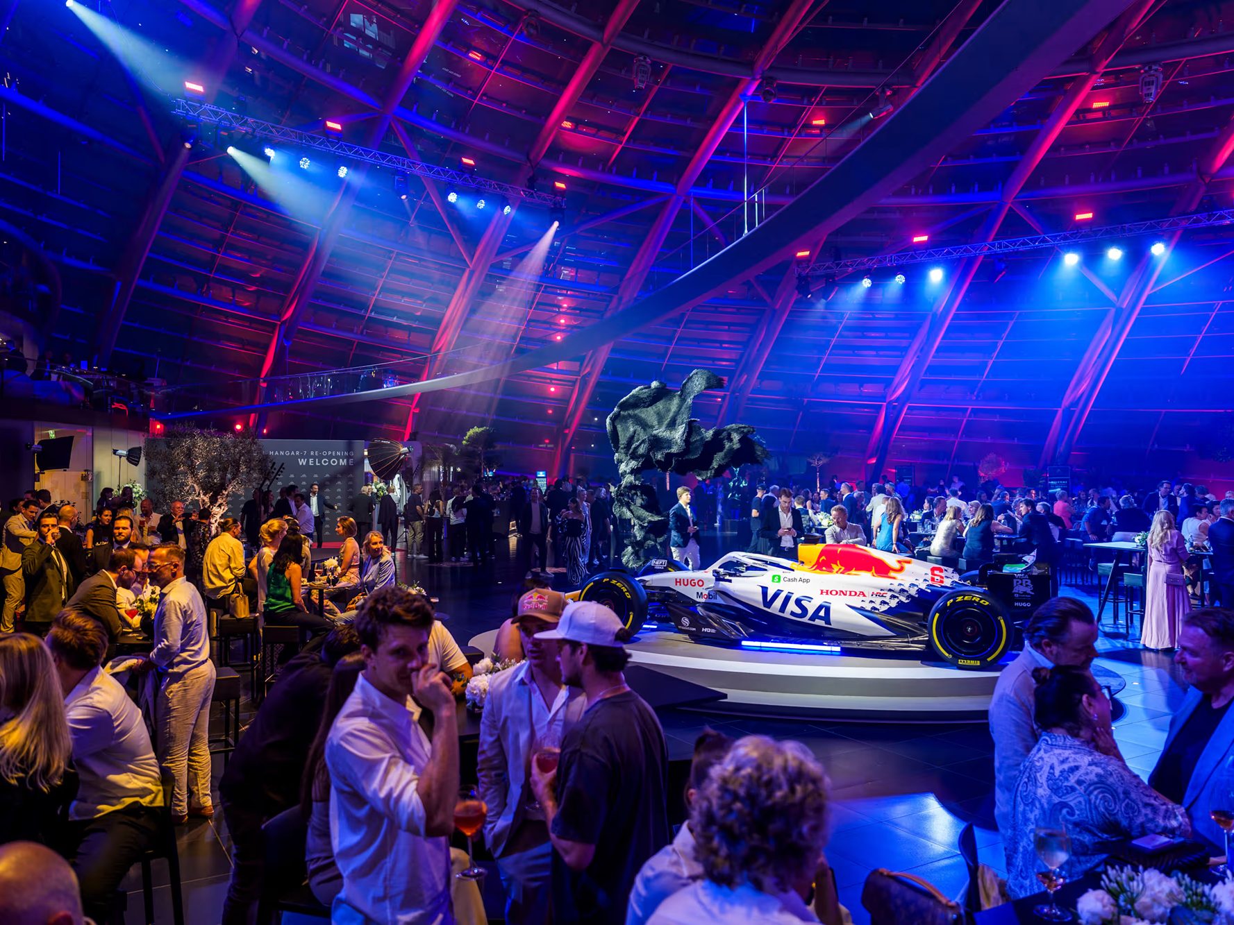 Die spektakuläre Hangar-7 Wiedereröffnung mit Formel-1-Star Max Verstappe (Bild: Red Bull Content Pool Die spektakuläre Hangar-7 Wiedereröffnung mit Formel-1-Star Max Verstappe (Bild: Red Bull Content Pool
