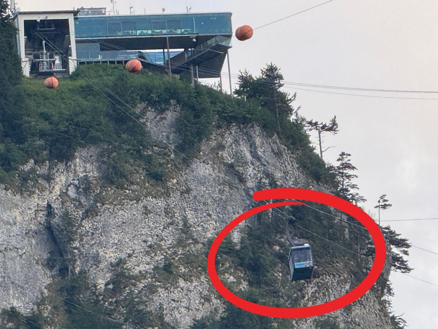 Unwetter legte Karrenseilbahn lahm - 19 Personen und ein Hund saßen fest. Unwetter legte Karrenseilbahn lahm - 19 Personen und ein Hund saßen fest.