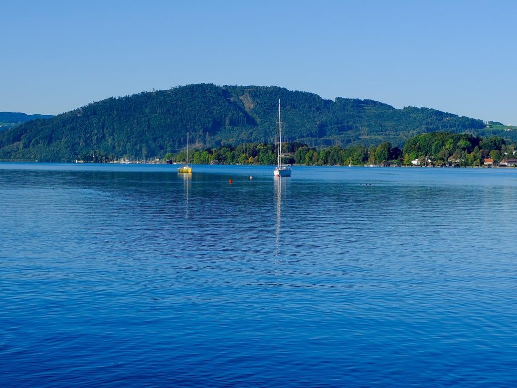 Die Suche nach einer vermissten Frau im Attersee läuft.