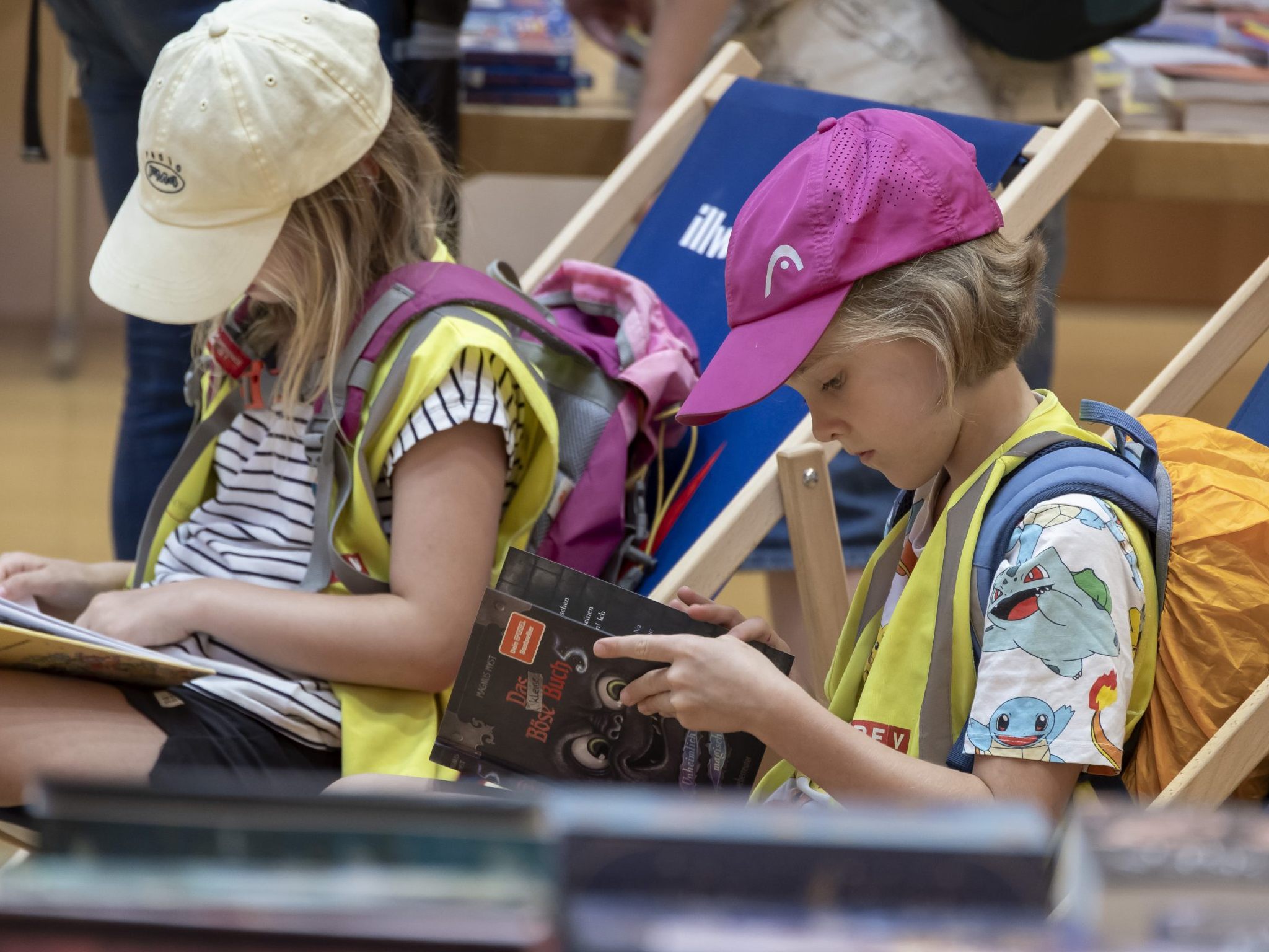 Interessierte Kinder bei der "Buch am Bach"