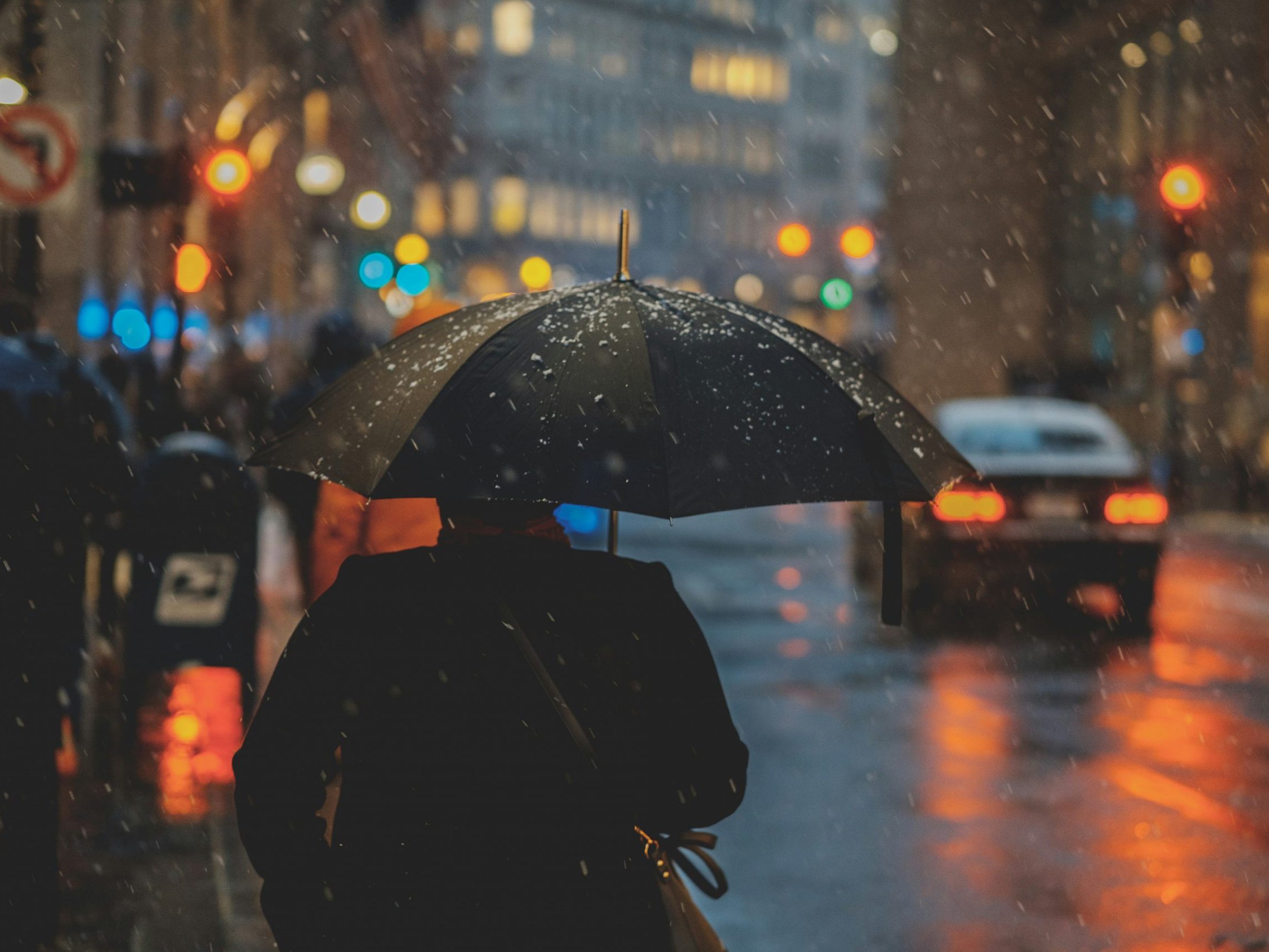 100-jähriger Kalender und Bauernregeln deuten auf 40 Tage Regen hin. Droht uns ein Sommer im Dauerregen? 100-jähriger Kalender und Bauernregeln deuten auf 40 Tage Regen hin. Droht uns ein Sommer im Dauerregen?