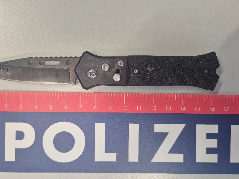 Die mutmaßliche Tatwaffe wurde in einer Zigarettenschachtel versteckt.
