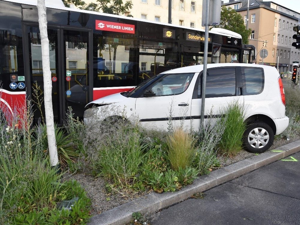 Verkehrsunfall mit einer Verletzten in Wien. Verkehrsunfall mit einer Verletzten in Wien.