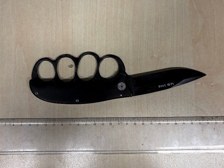 Die Polizei stellte u.a. ein Messer sicher. Die Polizei stellte u.a. ein Messer sicher.