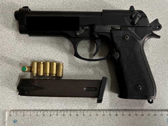 Mit einer Schreckschusspistole wurde ein Essenszusteller bedroht. Mit einer Schreckschusspistole wurde ein Essenszusteller bedroht.
