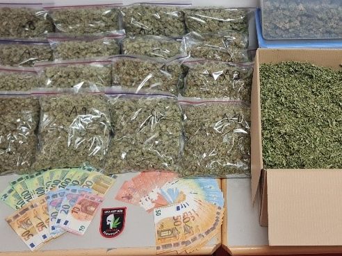 Die Polizei konnte Cannabis und Cannabispflanzen sicherstellen. Die Polizei konnte Cannabis und Cannabispflanzen sicherstellen.