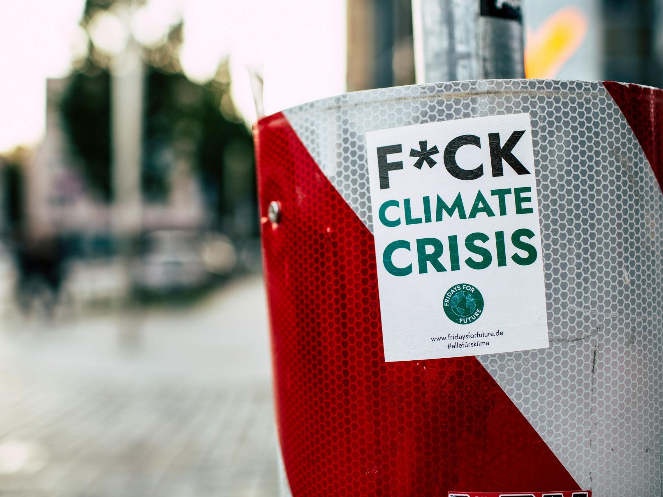 Ein neuer Bericht des IPIE zeigt, wie gezielte Falschinformationen über erneuerbare Energien und Klimapolitik den globalen Klimaschutz behindern. Ein neuer Bericht des IPIE zeigt, wie gezielte Falschinformationen über erneuerbare Energien und Klimapolitik den globalen Klimaschutz behindern.