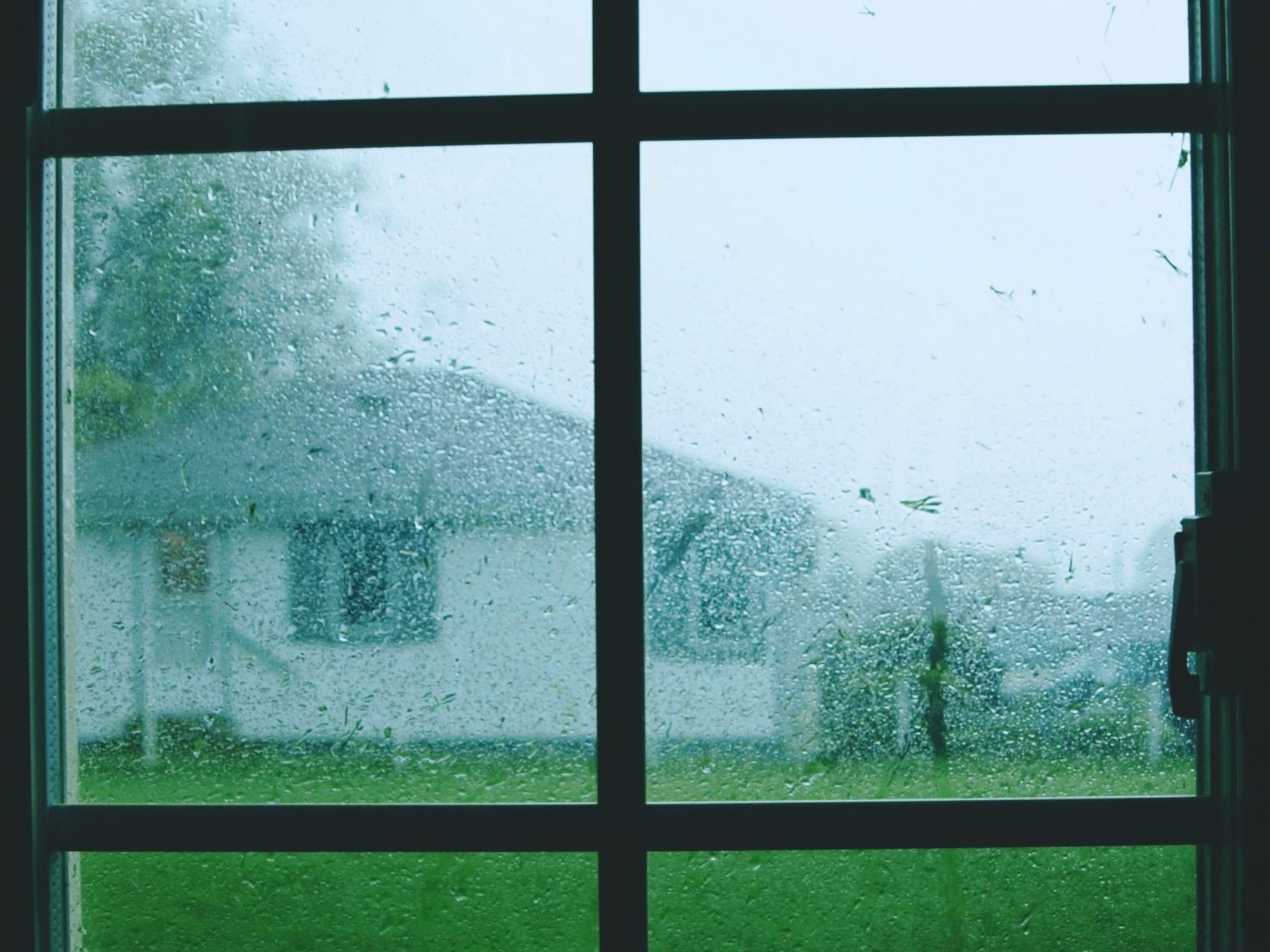 Sturmschutz in Österreich: Tipps, wie du Dach, Fenster und Garten sicherst, was bei Schäden zu tun ist und welche Notfallnummern im Ernstfall wichtig sind. Sturmschutz in Österreich: Tipps, wie du Dach, Fenster und Garten sicherst, was bei Schäden zu tun ist und welche Notfallnummern im Ernstfall wichtig sind.