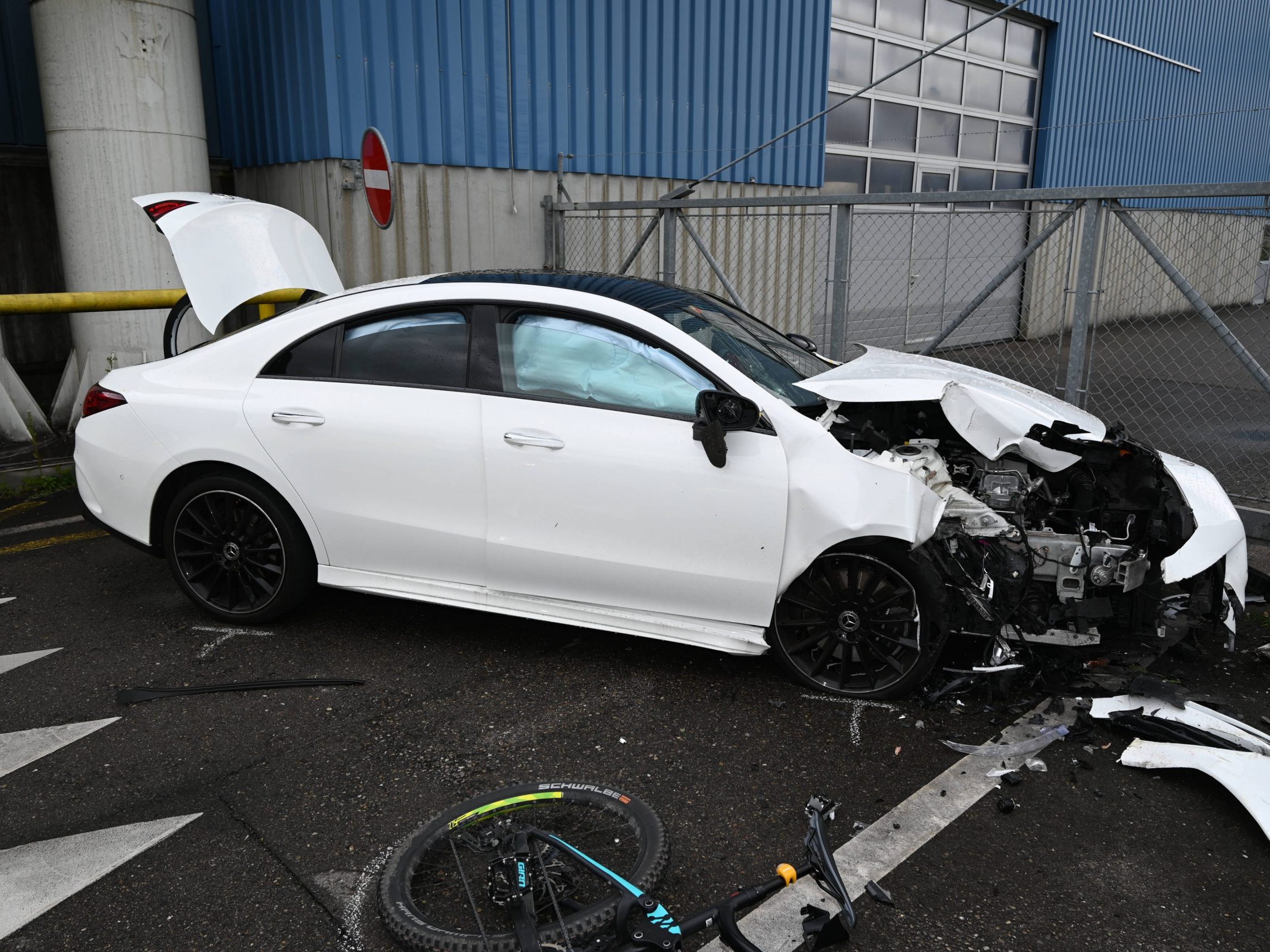 Schwerer Unfall zwischen einem Auto und einem E-Bike-Farher. Schwerer Unfall zwischen einem Auto und einem E-Bike-Farher.