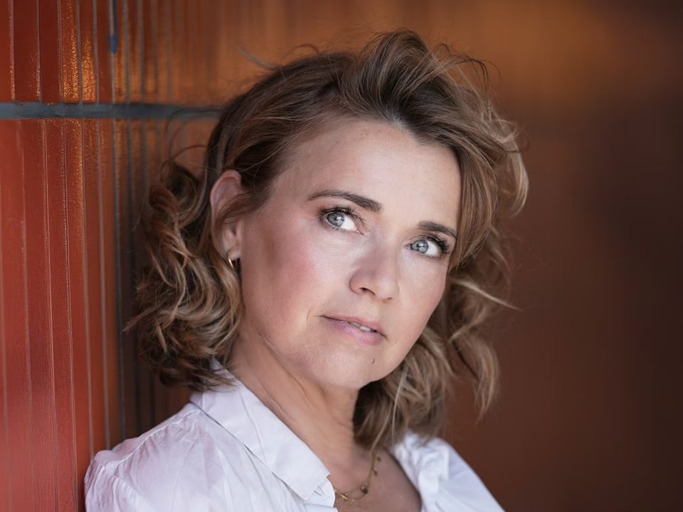Tina Ruland deckt auf: Schauspieler verdienen oft unter Mindestlohn. Finanzielle Not zwingt Stars zu Reality-TV und Nebenjobs. (Bild: Sascha Wünsch/NDR) Tina Ruland deckt auf: Schauspieler verdienen oft unter Mindestlohn. Finanzielle Not zwingt Stars zu Reality-TV und Nebenjobs. (Bild: Sascha Wünsch/NDR)