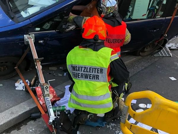 Dramatischer Unfall in Graz: Auto prallt gegen Hausfassade. Feuerwehr und Polizei im Großeinsatz auf der Conrad-von-Hötzendorf-Straße. (Bild: BF Graz) Dramatischer Unfall in Graz: Auto prallt gegen Hausfassade. Feuerwehr und Polizei im Großeinsatz auf der Conrad-von-Hötzendorf-Straße. (Bild: BF Graz)