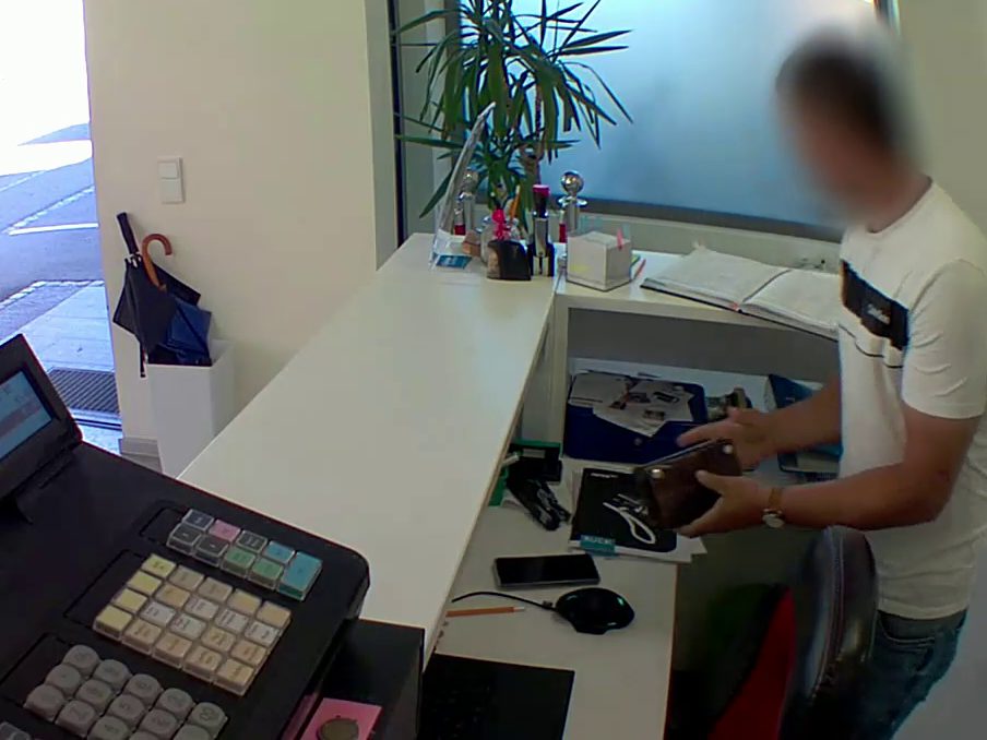 Ein dreister Dieb stahl eine Geldbörse in Bregenz.
