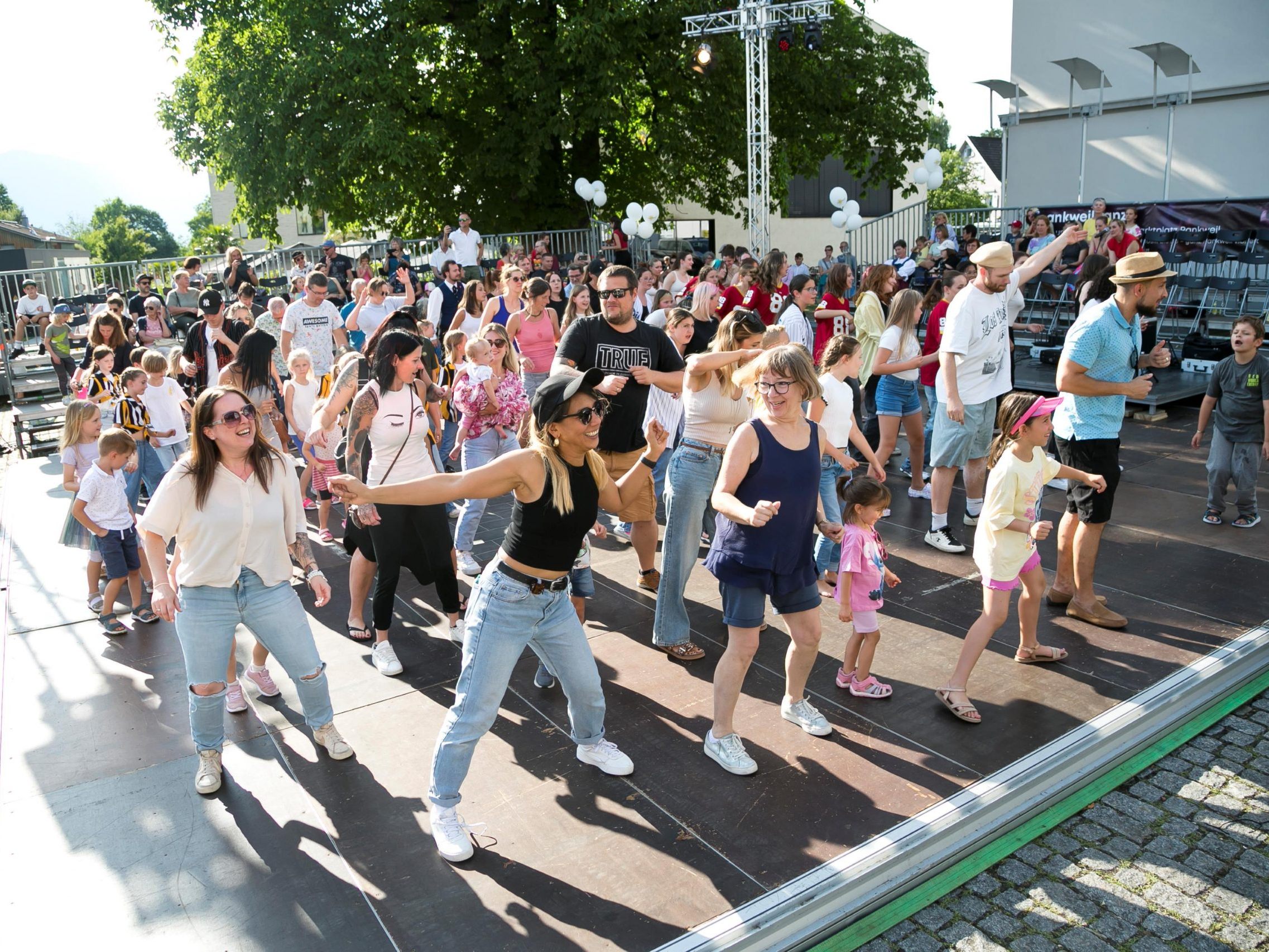 Der Marktplatz Rankweil verwandelte sich im Rahmen von „Rankweil tanzt“ in ein großes Tanzparkett.