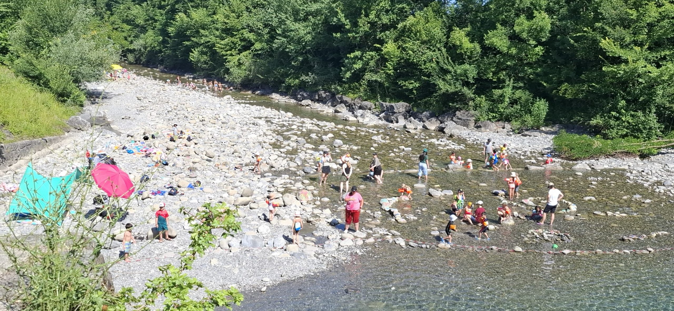  Die Kinder bauten Kunstwerke aus Steinen und anderen Naturmaterialien. 