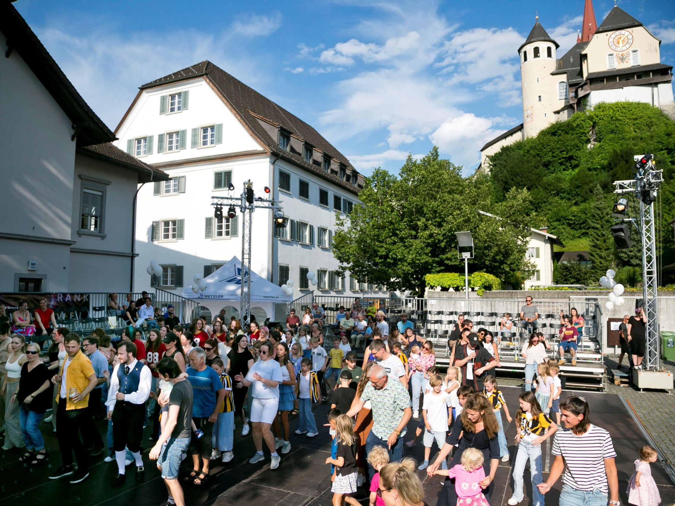 Der Marktplatz Rankweil verwandelte sich im Rahmen von „Rankweil tanzt“ in ein großes Tanzparkett. Der Marktplatz Rankweil verwandelte sich im Rahmen von „Rankweil tanzt“ in ein großes Tanzparkett.