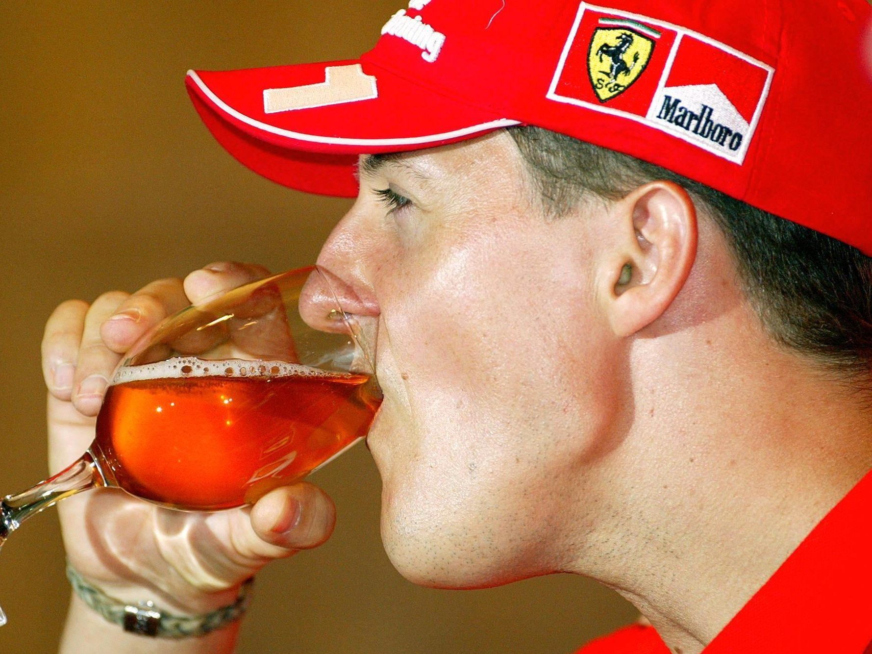 Michael Schumacher bei einer Pressekonferenz im März 2003 Michael Schumacher bei einer Pressekonferenz im März 2003
