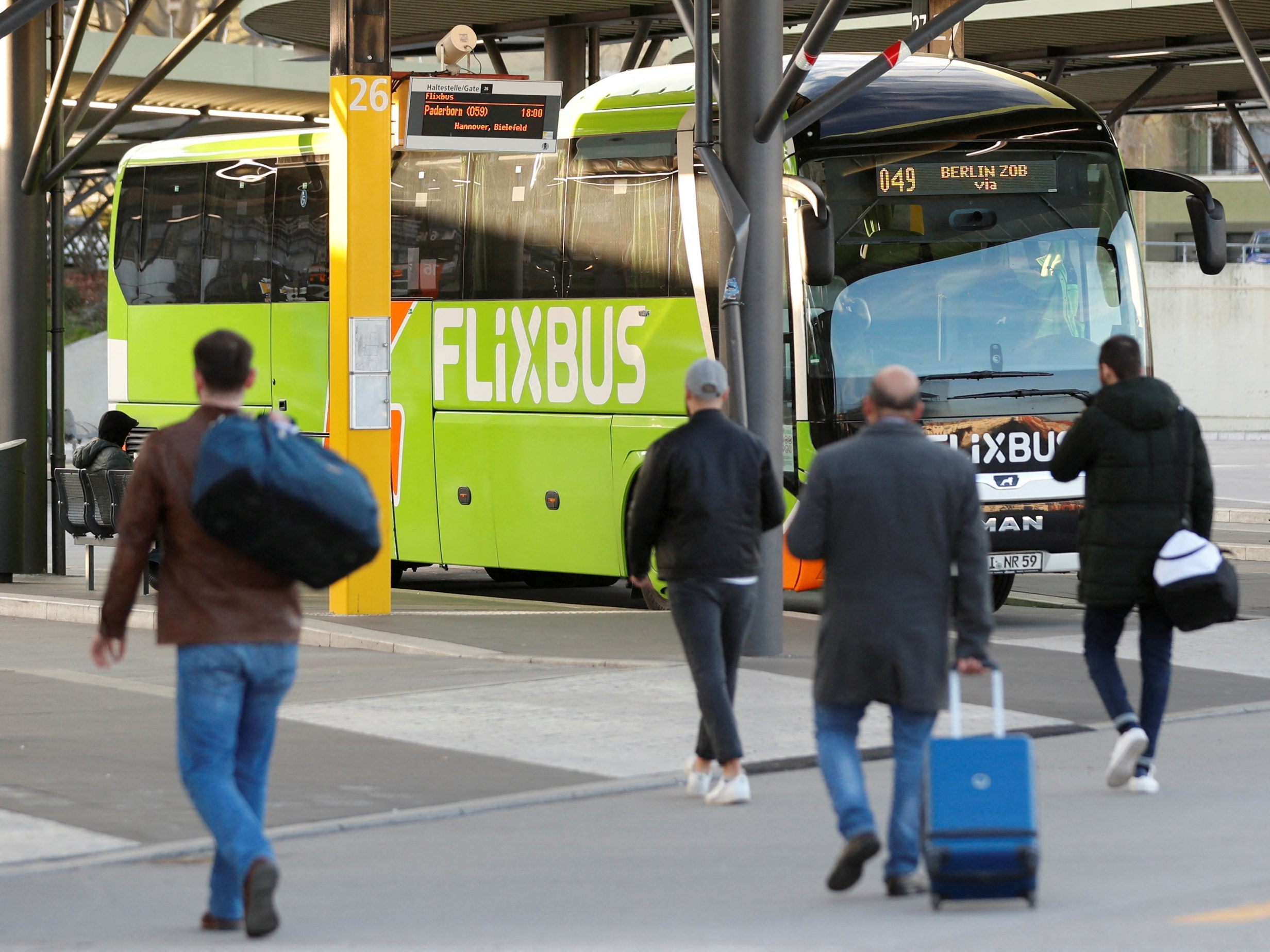 Nach dem schweren Flixbus-Unfall mit 20 Verletzten stellt sich die Frage: Wie sicher ist das Reisen mit Fernbussen? Ein Überblick über Fakten und Risiken.