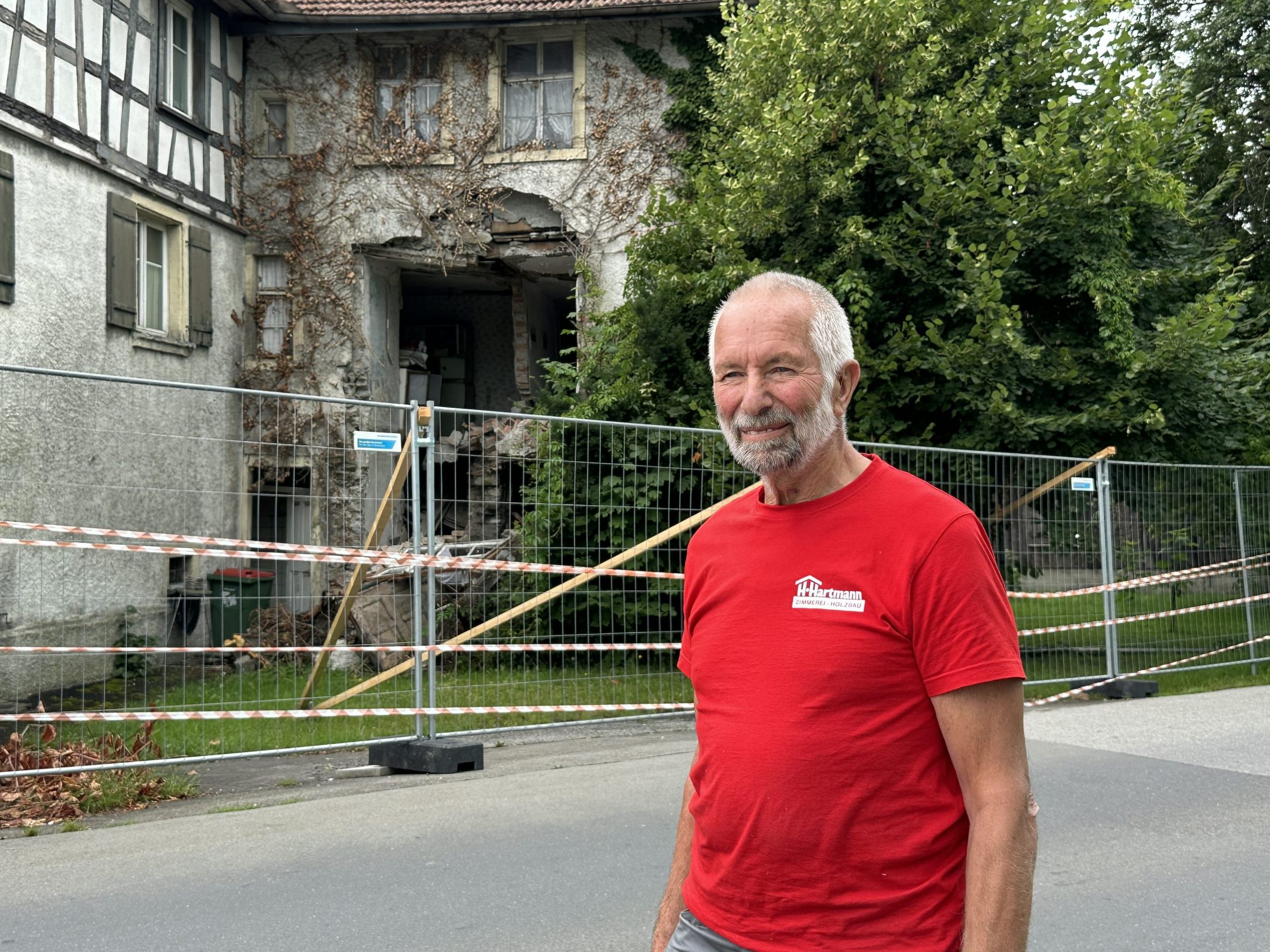 Hubert vor dem ehemaligen Gasthaus, mit dem ihn einiges verbindet.