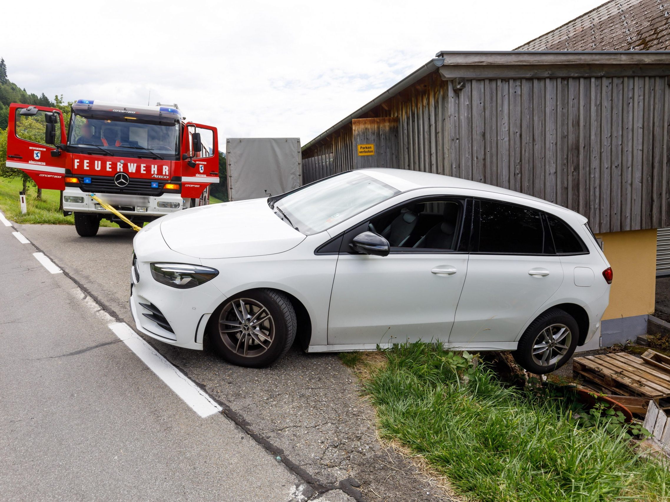 Unfall auf L73: 83-Jähriger rutscht mit Pkw fast über Böschung.